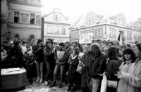 Mladí lidé na shromáždění na náměstí v Domažlicích v listopadu 1989