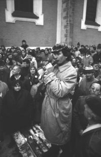 K lidem shromážděným na náměstí v Domažlicích v listopadu 1989 hovoří psycholog Stanislav Volák, pozdější ministr sociálních věcí České republiky v letech 1997-98 