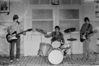 Uprostřed Kamil Huška (Zajíček) v učňovské kapele