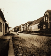 Záběr na ulici a dům, ve kterém bydlel J. Schön po válce (Vsadsko 24)