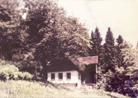 Chalupa v Krkonoších, kde Petr Feyfar pobýval s manželkou v létě 1968, autorem fotografie je otec pamětníka, fotograf Zdenko Feyfar, 80. léta