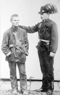 Josef Gruber, dědeček z otcovy strany, v uniformě c. k. četníka, jak zatýká delikventa