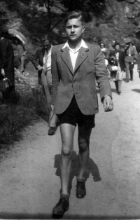 Karel Gruber gymnazista s odznakem Hitlerjugend na klopě saka v roce 1944