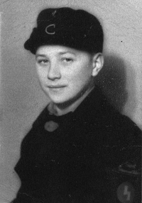 Karel Gruber v uniformě Hitlerjugend roku 1942