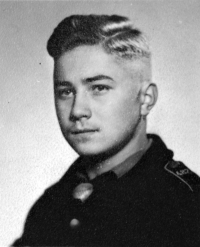Karel Gruber v uniformě Hitlerjugend v roce 1943