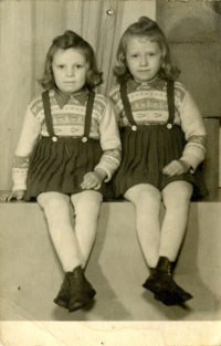 Anna Hogenová (right) and her sister Hana. 1952