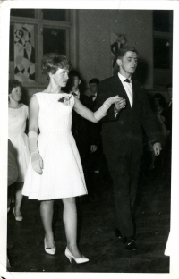 Gymnaziální maturitní ples v Žatci (1964)
High school graduation ball, Žatec, 1964.