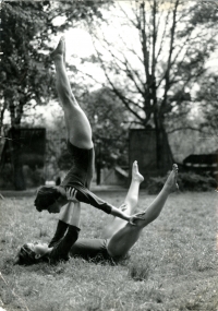 Při gymnastickém cvičení na FTVS UK (Anna Hogenová dole). Polovina 60. let