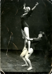 Při gymnastickém cvičení na FTVS UK (Anna Hogenová dole). Polovina 60. let
