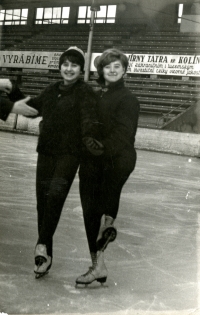 Krasobruslení na FTVS UK (Anna Hogenová vpravo). Polovina 60. let