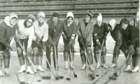 Hokejový zápas na FTVS UK (Anna Hogenová úplně vpravo). Polovina 60. let