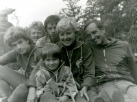 S rodinou při lezení v Adršpašských skalách. Druhá polovina 70. let