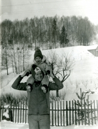 Anna Hogenová se synem na chalupě v Dědově. Konec 70. let