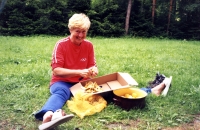 Anna Hogenová na chalupě. Kolem roku 2000