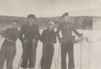 Václav Rauch (druhý zleva) s přáteli na lyžích