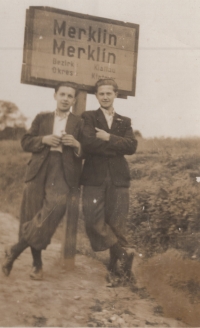 S kamarádem Františkem Vaníčkem na návštěvě v Merklíně, cca 1942