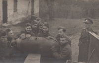 Václav Rauch (čtvrtý zprava) při transportu bomb na vojně, 1947
