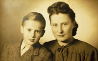 Jaroslav Schön v dětství s maminkou