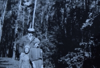 Manžel pamětnice se syny (asi 70 léta)