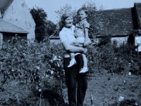 Matka pamětnice a syn pamětnice, dobová