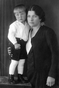 Karel Gruber s maminkou Pavlou Gruberovou v roce 1931