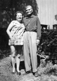 Strýc Josef Gruber, poručník, s Pavlou Gruberovou, matkou Karla Grubera, v roce 1967