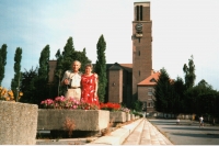 U kostela v Jablonci nad Nisou (1999)