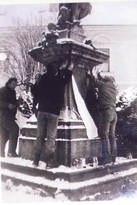 Prosinec 1989. „Na sochu sv. Václava zavěšovali lidé z OF československý prapor. Ten byl několikrát stržen příslušníky SNB, ale členové OF měli hned novou vlajku. To se opakovalo několikrát, dokud to horlivé esenbáky bavilo,“ popisuje listopadové události v Přibyslavi Ladislav Hladík.