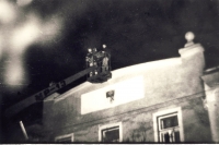 Unikátní fotografie (15. 12. 1989). Na OF bylo rozhodnuto, že ze staré radnice musí rudá hvězda dolů. To se uskutečnilo 15. prosince v pátek večer za použití městské mobilní plošiny. Této akce se zúčastnilo velké množství občanů města.