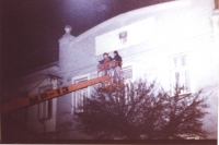 15. 12. 1989. „Bylo nám jasné, že vedoucí úloha strany je minulostí. Toto jsem nafotil na barevný diapozitiv a nechal z toho udělat barevný obrázek historického momentu,“ komentuje Ladislav Hladík. 