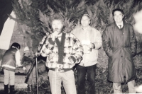 17. listopadu 1990. Večerní oslava prvního výročí sametové revoluce u sochy sv. Václava na náměstí v Přibyslavi. Zleva: Vladimír Bukovský, Mojmír Novotný a ing. Pavel Jajtner