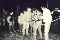 17. listopadu 1990. Lípu sázeli Čepl Václav, Bukovský Vladimír a Fiala Miloš. Bylo ještě vidět, že komunisté nespí, a zanedlouho poté byla lípa jednoho rána ulomená.