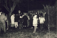 Shromáždění na náměstí dne 17. listopadu 1990 a vpravo čerstvě zasazená lípa svobody