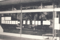 Listopad 1989 / Takto vypadala výloha obchodního domu na náměstí. Na všech letácích je jen kritika skomírajícího komunistického režimu.