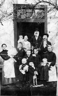 Rodina Františka Grubera před domkem v hornické kolonii v Tlučné