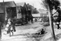 Němci opouštějí auta a místní občané rabují vše možné, než přijdou Rusové