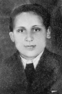Cukrář Karel Schnepf z Přibyslavi (1927), který si jako zákopník v těchto drsných podmínkách poškodil své zdraví a v roce 1946 zemřel