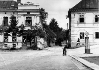 V oknech veřejných a obchodních domů muselo být "V". Znamení, že Němci zvítězí