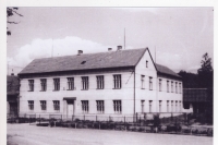 Škola v Podolí, kde byl Ladislav Hladík spolu s dalšími ubytován od února do 10. dubna 1945 (jednalo se o první okno od vchodových dveří napravo)