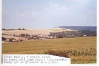 Na tomto poli kopal Ladislav Hladík se svými kamarády tzv. Panzergraben (protitankové příkopy)