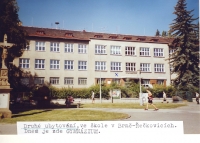 Budova gymnázia, kam byli 13. dubna odvedeni transportem z Podolí. Brno-Řečkovice (okno označené křížkem je pokoj, kde pan Hladík pobýval)