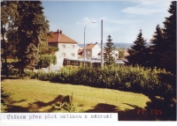 Útěkem přes plot a oklikou k nádraží