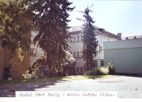 Zadní část školy - místo útěku. „Utéct ze školy nebylo ale jednoduché. U vchodu se nacházela vrátnice, kde nás hlídali Hitlerjugend a ti by po nás stříleli. Dole byly zamčené dveře do zahrady, navalili jsme se na ně a vyvrátili je. Bylo nás celkem asi dvacet a podařilo se nám utéct přes zahradu a dále oklikou na nádraží v Řečkovicích,“ popisuje ve svém příběhu Ladislav Hladík.