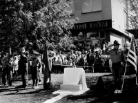 Odhalování památníčku U.S. Army na plánském náměstí před obchodním domem za účasti obyvatel a čestné stráže skautů, květen 1990