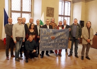 Stávkový výbor pedagogické fakulty + M. Hájek, L. Motl a další s originálním transparentem z roku 1989 (17. 11. 2019)