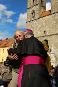 M. Šaman při blahopřání emeritnímu biskupovi Františku Radkovskému k osmdesátinám v klášteře v Teplé (září 2019)