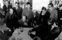 Setkání funkcionářů ONV Tachov, armády a dalších s Emilem Zátopkem v Lidovém domě v Tachově (zcela vpravo sedí MUDr. Marie Kalašová, vedle ní MUDr. Marie Jelínková), přelom roku 1968 a 1969