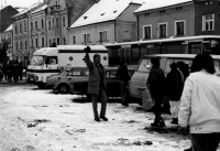 Miroslav Kalaš mává na kolegy přicházející na plánské náměstí na spontánní shromáždění v listopadu 1989. (Přítomní si přáli, aby promluvil, ale nebylo žádné technické zařízení. K projevu pak došlo díky podpoře saniťáků z nemocnice, kteří přistavili ozvučené sanitky.) 