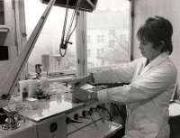 Milena Duchková-Neveklovská v první zubařské praxi, 1977