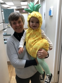 Milena Duchková-Neveklovská s vnučkou Addison v zubařské ordinaci, 2019 